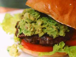 12、墨西哥牛油果汉堡,再盖上一个面包。