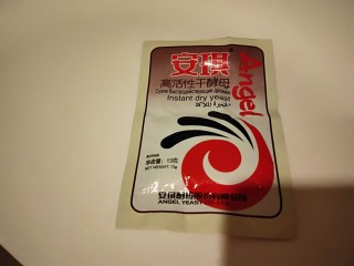 2、河北驴肉火烧,安琪酵母准备好。