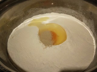 3、河北驴肉火烧,加入2克酵母。