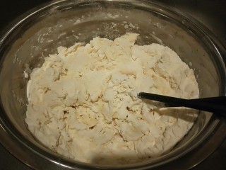 4、河北驴肉火烧,倒入适量水搅拌成棉絮。