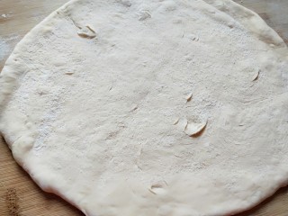 7、河北驴肉火烧,在揉均匀擀成面皮。