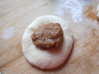 14、河北驴肉火烧,把油面团放入面皮。