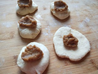 15、河北驴肉火烧,做几个放几个油面团。