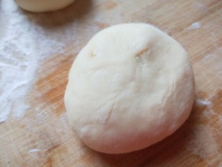 16、河北驴肉火烧,在包好油面团压扁。