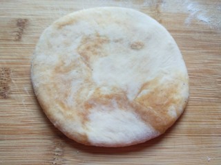 21、河北驴肉火烧,擀成圆形饼。