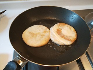 22、河北驴肉火烧,上锅煎制了。