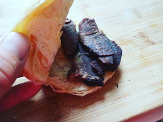 24、河北驴肉火烧,可以用刀片开直接加入驴肉吃。