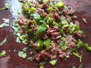 25、河北驴肉火烧,把牛肉香菜一样剁碎加入火烧更美味。