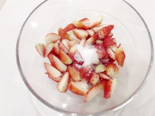 2、宝宝辅食：草莓酱-12M ,加入细砂糖，用筷子搅拌均匀，静置半小时。