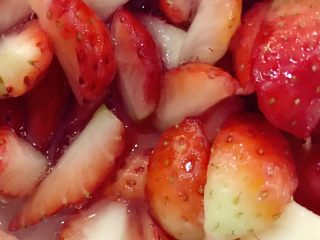 3、宝宝辅食：草莓酱-12M ,静置后，草莓果胶析出，如图所示。