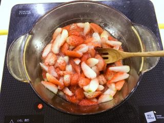 4、宝宝辅食：草莓酱-12M ,将腌制好的草莓全部倒入锅中。
