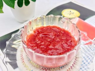 6、宝宝辅食：草莓酱-12M ,酸酸甜甜的草莓酱就熬好啦，取出冷却哈。