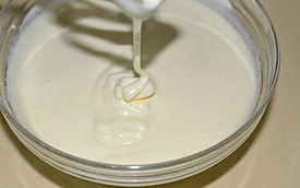 6、海绵蛋糕,4分钟之后蛋液呈现白色，用打蛋器拎起蛋液，描一个の字，如果の字立刻消失那继续打发20到30秒，如果写完字还很清晰说明打发好了。