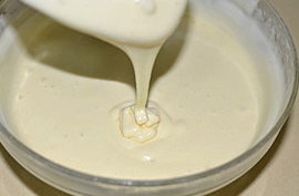 10、海绵蛋糕,拌好的面糊变得有光泽。