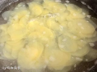 9、凉拌土豆片,土豆片放开水中煮熟（不需要煮太久）