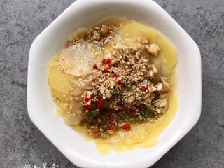 12、凉拌土豆片,锅中加适量油烧热，加芝麻炸一下淋在土豆片上，发出刺啦刺啦的声音，超级有食欲（如果想更简单做法直接香油凉拌即可）