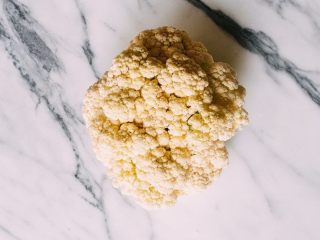 1、干锅花菜,把花椰菜洗净