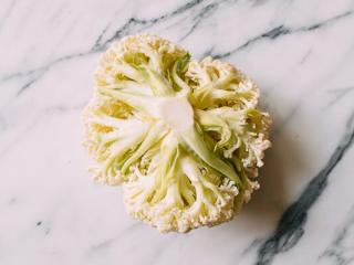 2、干锅花菜,切成小块。