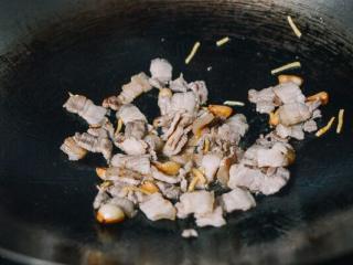 6、干锅花菜, 煮炒到变不透明 。