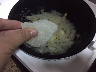 6、强心益气，滋补美容的银耳百合枸杞汤,加入冰糖一块；