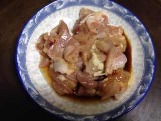 2、酱爆腰果鸡丁,加入白胡椒粉、盐、生抽、料酒抓匀至调料吸收