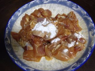 3、酱爆腰果鸡丁,加入淀粉、几滴食用油抓匀腌制10分钟