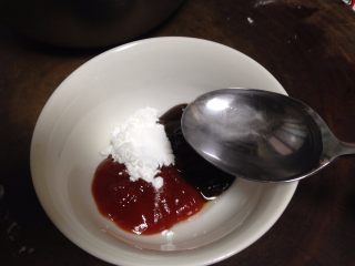 5、酱爆腰果鸡丁,甜面酱、番茄沙司混合，加入淀粉、糖和水调和成碗汁