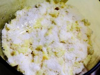 1、苹果百香果酱,一层苹果一层糖，将苹果和糖全部码完。