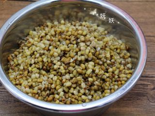 3、蔓越莓绿豆糕,煮好的绿豆捞出来，留少部分的水分，其余的水分不用，不然最后炒制的时间会太过漫长。