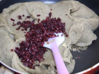 8、蔓越莓绿豆糕,待绿豆沙快炒好时加入切碎的蔓越莓干。加了蔓越莓干的绿豆糕口感上层次更丰富，还可以用葡萄干或者其它果干代替。