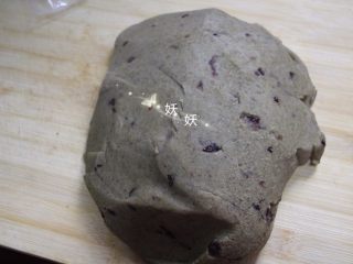 9、蔓越莓绿豆糕,翻拌均匀后乘出，放在干净的地方盖上保鲜膜冷却，不加保鲜膜的话表面很容易干掉。