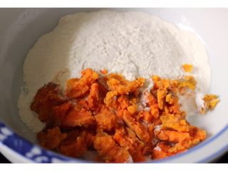 3、双薯花卷,去皮的红薯压成泥状、加上350克面粉用酵母水和成面团、以此类推、紫薯也是这样操作