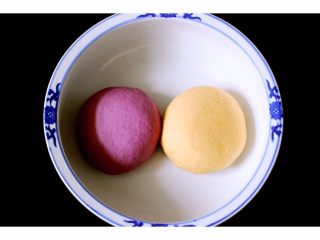 4、双薯花卷,和好的紫薯和红薯面团、盖上盖子醒发、把两个面团分别放入另外一个器皿醒发、我这是为了方便拍照、所以暂时放一起了……