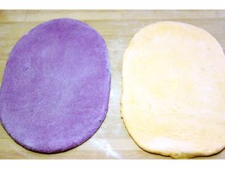 7、双薯花卷,醒发好的面团排气后用擀面杖擀成长方形的面皮、如图