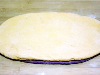 8、双薯花卷,把擀好的面皮叠在一起、看自己喜欢那个面皮颜色放在上面