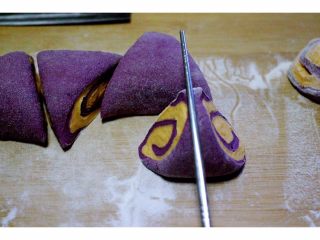 12、双薯花卷,用一根筷子从三角的尖头往下死劲压一下