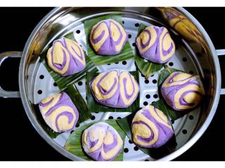 15、双薯花卷,花卷底下垫上粽子叶、也可以用玉米叶哟、再进行二发