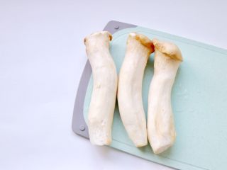 1、蚝油杏鲍菇,食材准备：杏鲍菇洗净