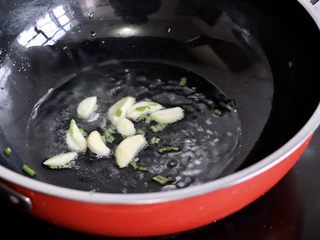 6、蚝油杏鲍菇,锅中放油烧热，葱花和蒜瓣爆香