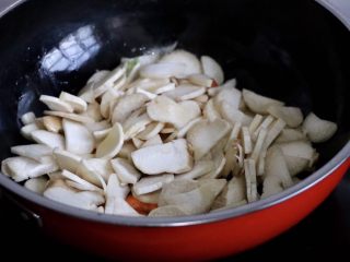 8、蚝油杏鲍菇,放入杏鲍菇翻炒