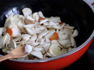 9、蚝油杏鲍菇,加1g盐调味