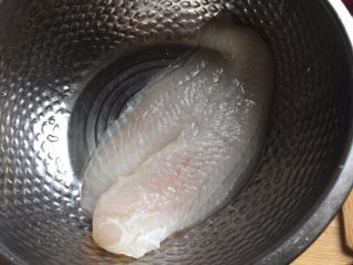 1、自制鱼豆腐,鱼肉洗净，有刺的要剔除，我用的龙利鱼鱼肉