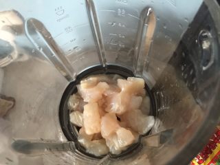 5、自制鱼豆腐,把鱼肉倒入破壁机的搅拌杯里