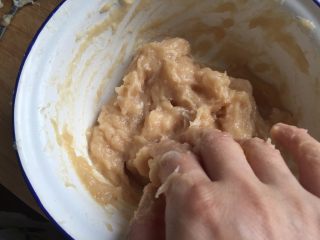8、自制鱼豆腐,用手按一个方向搅匀即可