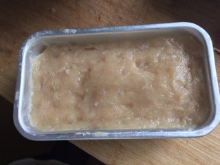 9、自制鱼豆腐,可以使用任意可入烤箱的模具，内部刷少许油，将鱼泥倒入模具，刮平表面，震实