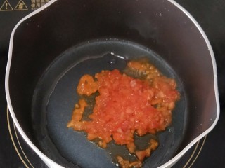 2、香辣咖喱火锅,热锅凉油，然后倒入番茄，炒到番茄变软后倒入热水烧开。