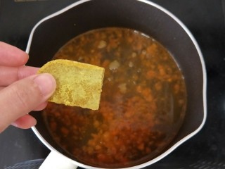 3、香辣咖喱火锅,然后放入咖喱。