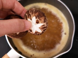 5、香辣咖喱火锅,然后放入香菇