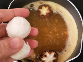 6、香辣咖喱火锅,放入肉丸