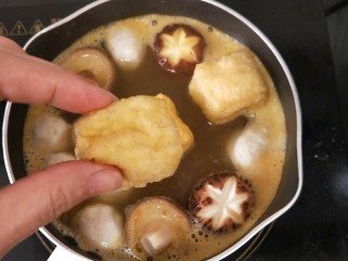 7、香辣咖喱火锅,放入油豆腐